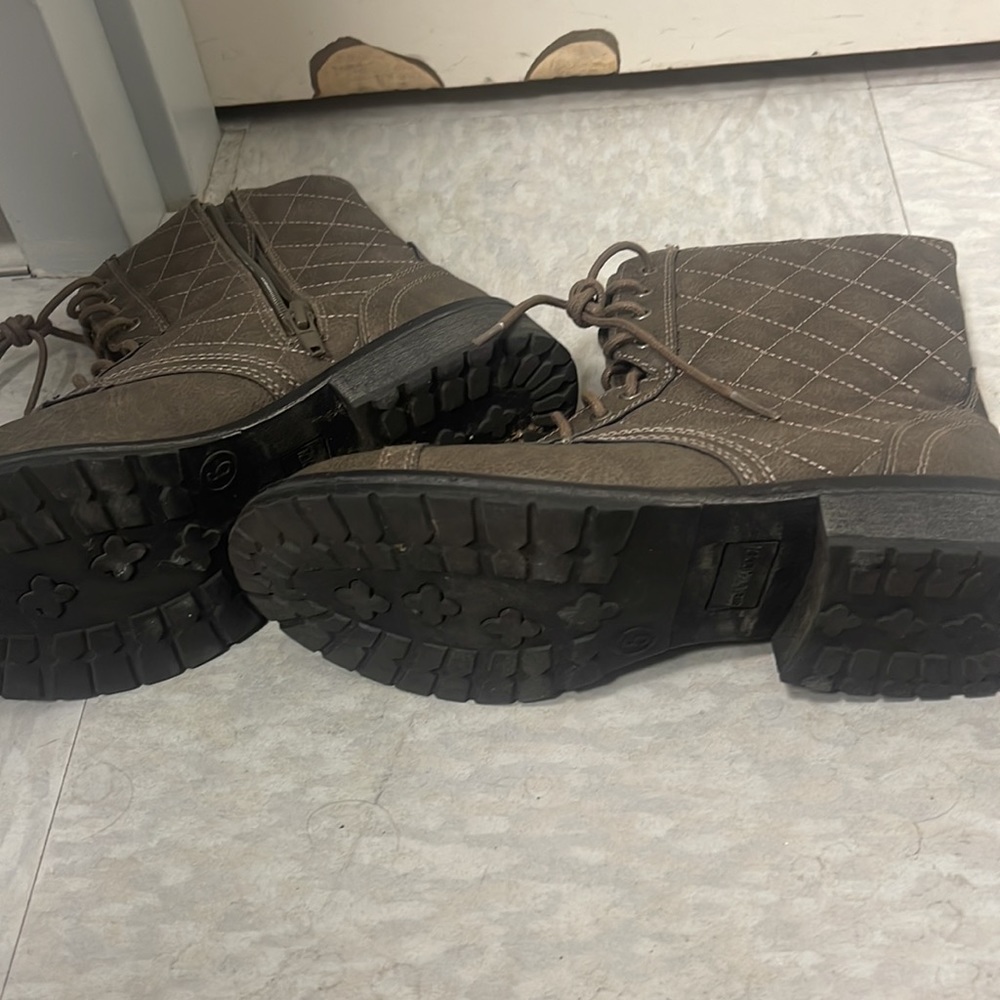 Boots - Picture 3 of 6